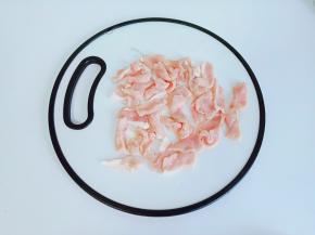 冰箱冷冻过的猪肉无论切片或者切丝都非常地容易。