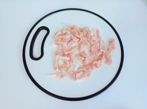 冰箱冷冻过的猪肉无论切片或者切丝都非常地容易。