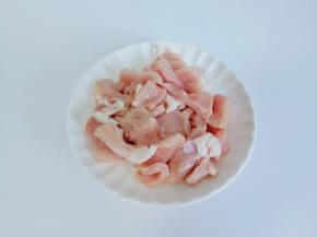 把切好的猪肉丝放在盘里。