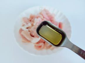 加上料酒一勺。