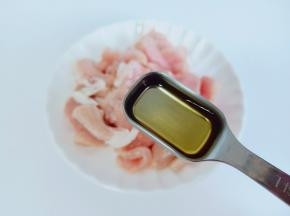 加上料酒一勺。