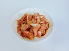 筷子顺着一个方向搅拌均匀，腌制10分钟左右。