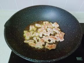 热锅热油下猪肉丝爆炒。