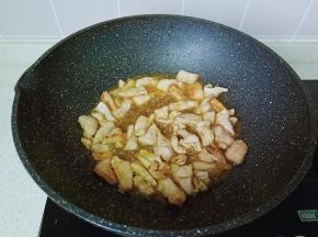 爆炒到猪肉丝变色。