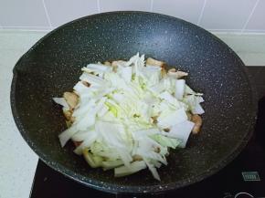 加入白菜丝翻炒。
