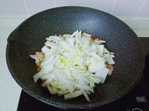加入白菜丝翻炒。