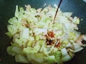 再加一点点生抽。