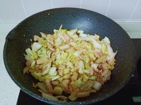 大火把调味料翻炒均匀即可关火。