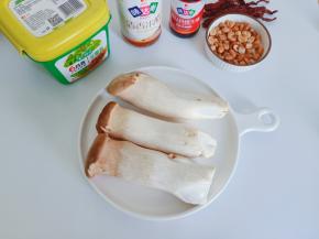 杏鲍菇看菌盖表面丝状光泽，平滑干燥，菌盖有没有开，如果菌盖没开那这个杏鲍菇就是比较新鲜的。