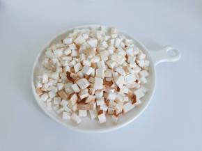 杏鲍菇先切成厚片再切成小丁。