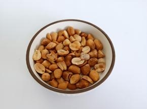 用熟的花生米把那个花生皮去掉。