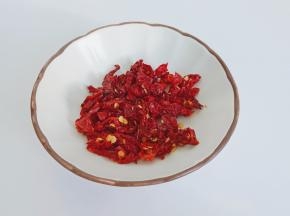 干辣椒先用温水浸泡两分钟，再切成小丁。