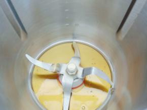 立米博烹饪机中加入三勺食用油。