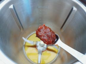 加入两勺豆瓣酱。