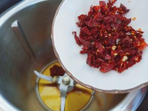 再加入干辣椒段。