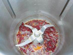 开启米博烹饪机，设置五分钟将调味料炒香。