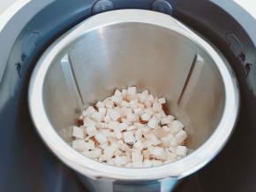 加入杏鲍菇丁。