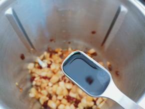 加入生抽、香醋、白糖、盐盖上锅盖，不要放量杯，设置五分钟煸炒。