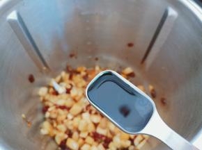 加入生抽、香醋、白糖、盐盖上锅盖，不要放量杯，设置五分钟煸炒。