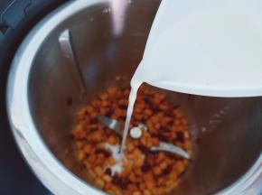 最后淋入红薯粉的稀释水、葱丝与熟花生仁，盖上锅盖，不要放量杯，设置一分钟煸炒均匀，烹饪结束把菜盛盘就可以享用了！