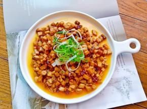 酱香滑嫩，色泽金黄，不仅好吃，而且卖相非常不错，有种吃鲍鱼丁的既视感。