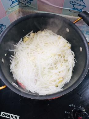 放入萝卜丝翻炒片刻！