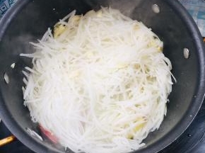 放入萝卜丝翻炒片刻！