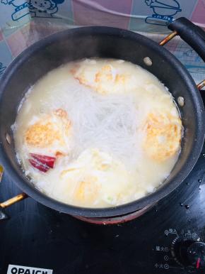 放入煎好的荷包蛋！