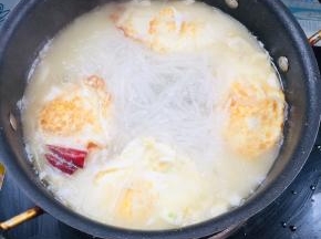 放入煎好的荷包蛋！