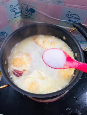 放入适量的盐，调小火慢炖10分钟左右！