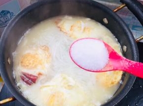 放入适量的盐，调小火慢炖10分钟左右！