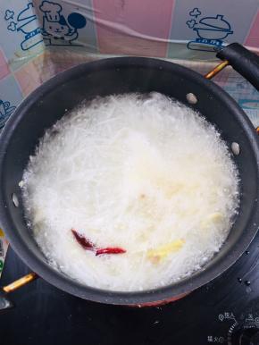 倒入适量的开水煮沸！