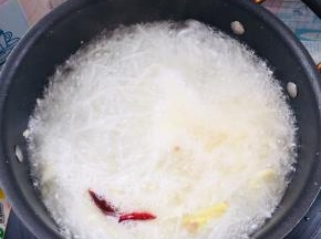 倒入适量的开水煮沸！