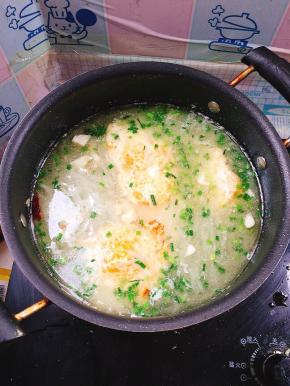 起锅前放入适量的鸡精和葱花即可！