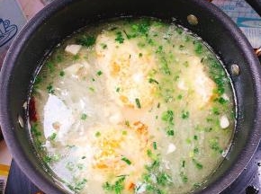 起锅前放入适量的鸡精和葱花即可！