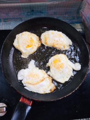 平底锅倒入适量的油，磕入鸡蛋煎至两面金黄色捞出备用！