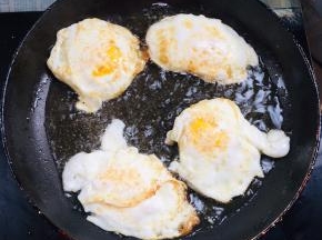 平底锅倒入适量的油，磕入鸡蛋煎至两面金黄色捞出备用！