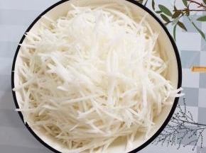 白萝卜去皮洗净，切成丝备用！
