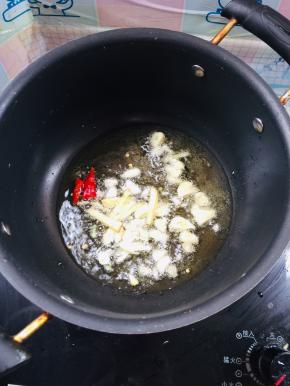 起锅烧油，放入生姜，蒜瓣，干辣椒爆香！