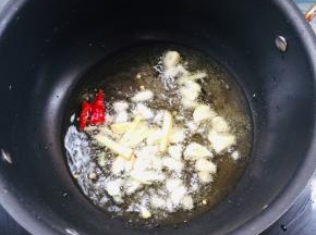 起锅烧油，放入生姜，蒜瓣，干辣椒爆香！