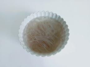 粉丝温水浸泡至软，用剪刀剪成小段。