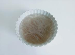 粉丝温水浸泡至软，用剪刀剪成小段。