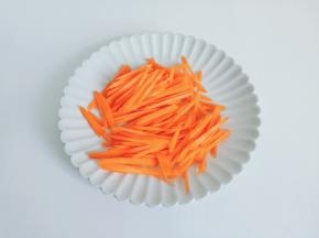 胡萝卜削皮切成薄片再切成丝。