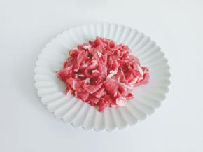 牛肉顺着纹路横着切成丝。