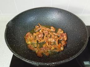  热锅热油放蒜泥炒香，再放入牛肉丝煸炒。