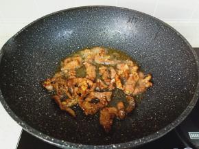 大火煸炒至牛肉丝变色盛盘备用。