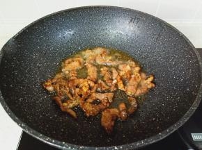 大火煸炒至牛肉丝变色盛盘备用。