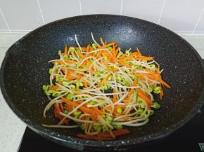 再加入胡萝卜翻炒一分钟。