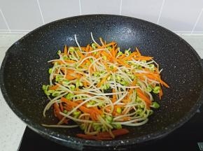 再加入胡萝卜翻炒一分钟。