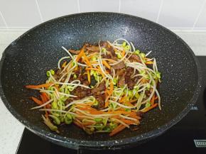 加入炒好的牛肉丝。